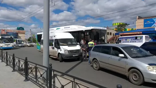 Авария между маршруткой и автобусом на пр. К. Маркса (03.06.2019)