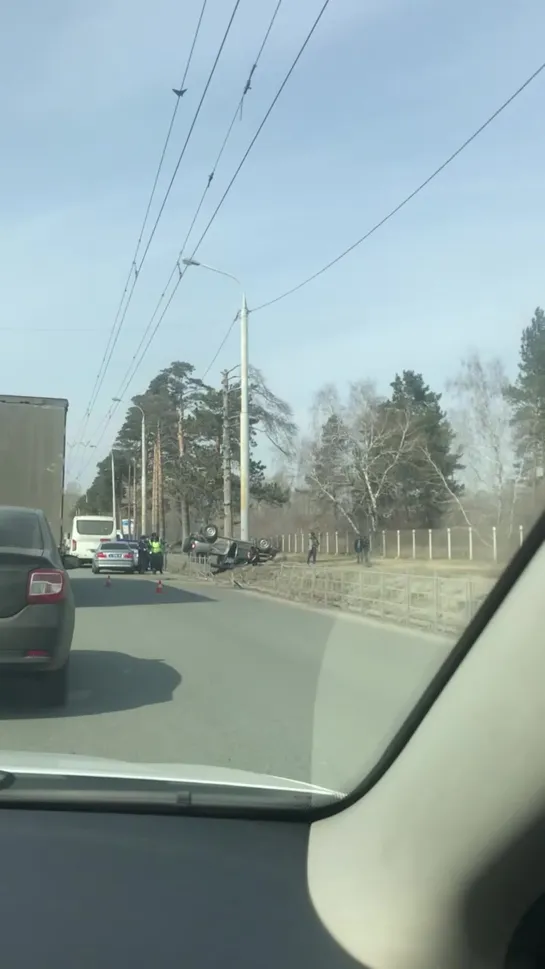 Нива перевернулась на ул. Красный путь в Омске (12.04.2019)