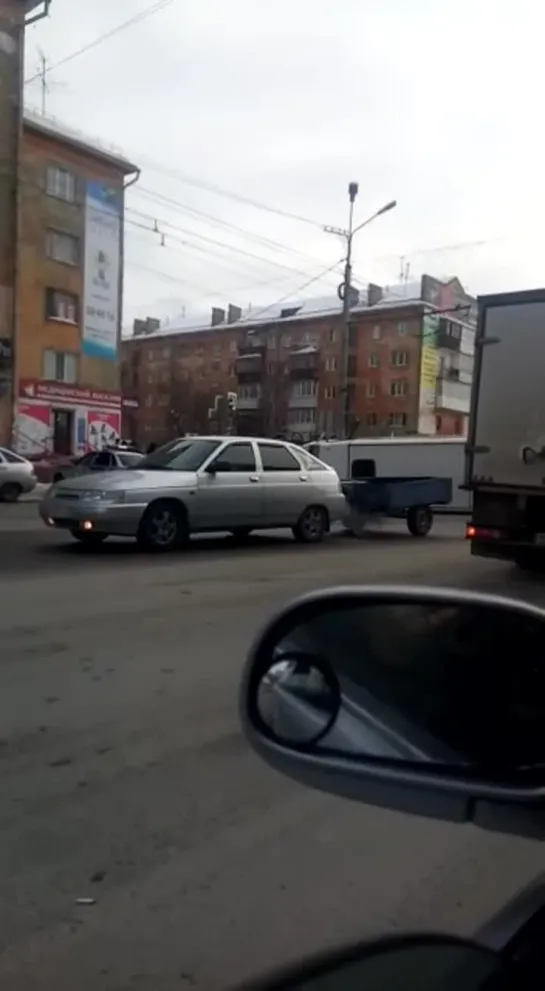 Маршрутка упала на бок после ДТП в центре Омска (26.02.2019)