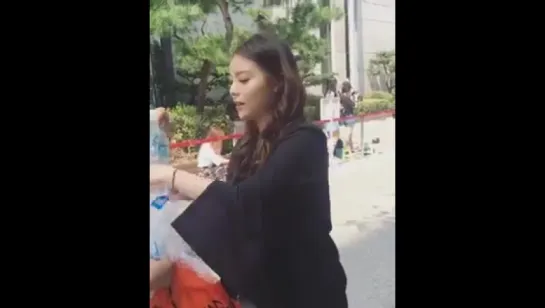 [FANCAM] 160805 Music Bank Ailee giving water bottle