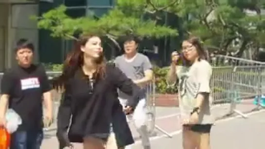 [FANCAM] 160805 Music Bank Ailee giving water bottle