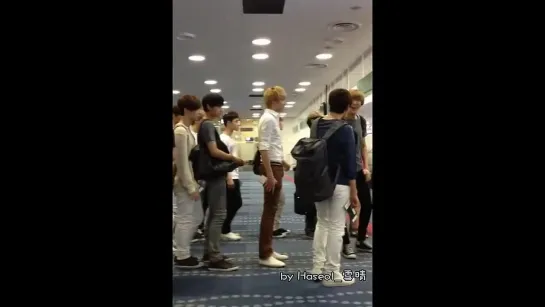 [Fancam] Baekhyun fixing Chanyeol's hair and LayBaek<3