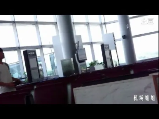 [FANCAM]120703 Baekhyun playing with a remote control aeroplane at Changsha airport