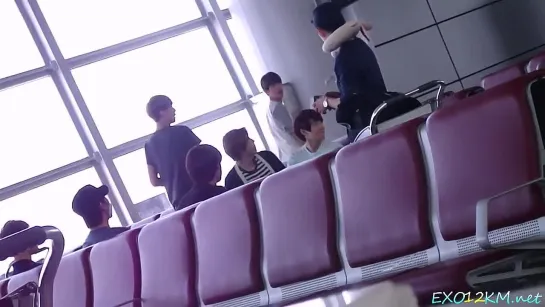 [EXO FANCAM] 120704 EXO-K Playing with Toy Helicopter at Changsha Airport