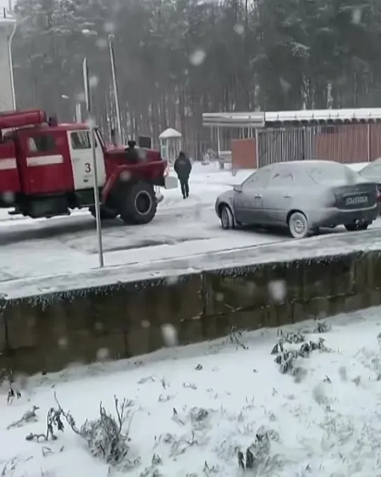 Пожарные машины съехались к детскому саду