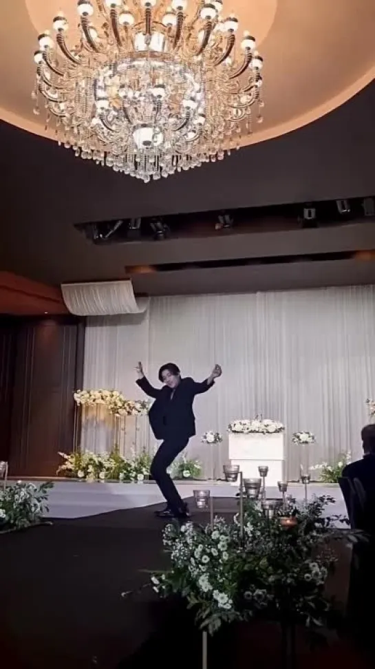 Moon Jongup's chic dance performance at wedding goes viral