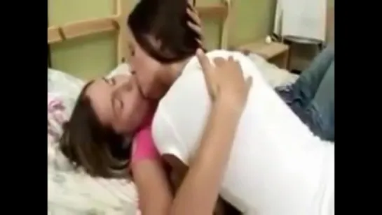 А у нас лесбы класс))) Two very hot girls kissing