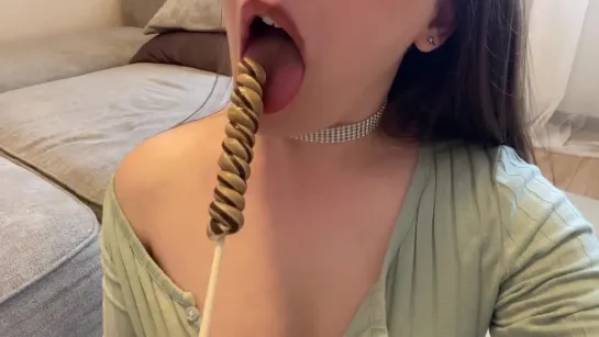 РУССКОЕ ПОРНО  I wanted a lollipop, I got a dick! Big cumshot in mouth!