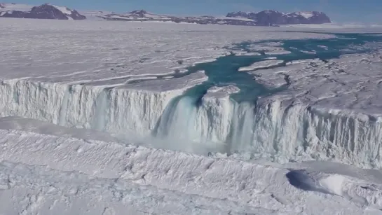 130 метровый водопад в  Антарктиде