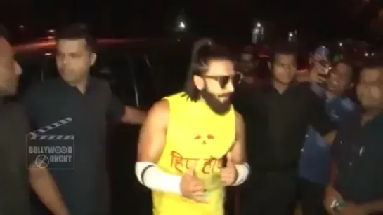 The Paparazzi's favourite! Ranveer last night outside Khar Social. 😍