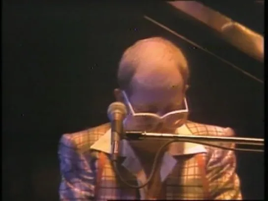 Elton John - Live At The Playhouse Theatre, Edinburgh (1976)