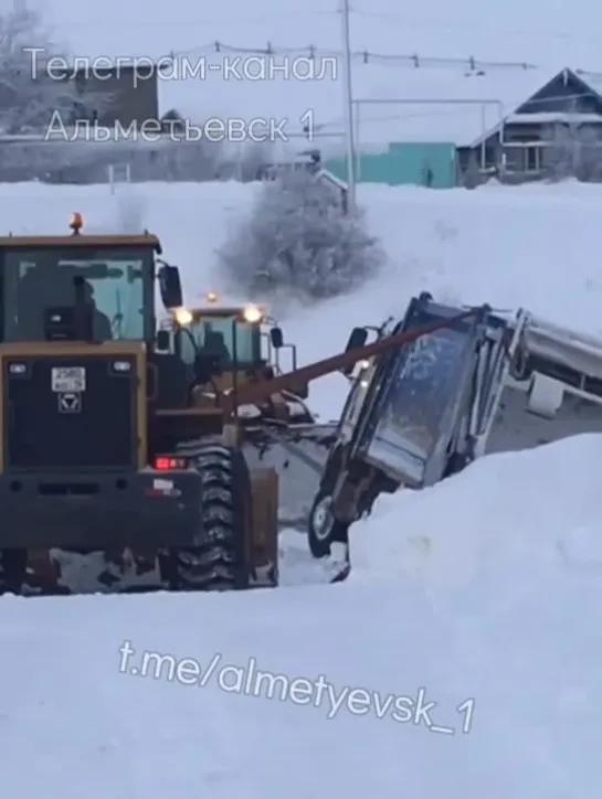 Мусоровоз провалился в овраг в Альметьевском районе.