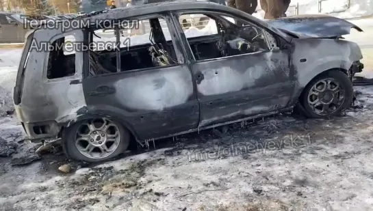 Последствия возгорания машины в Альметьевске.