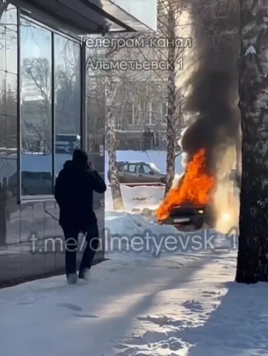 Загорелась машина в Альметьевске.