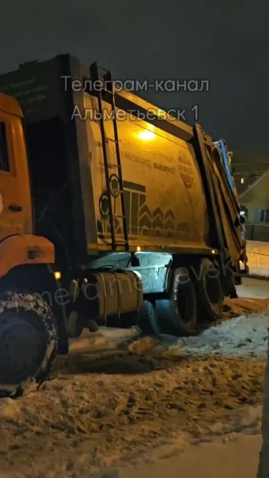 Мусоровоз не доехал до точки сбора в Альметьевске.