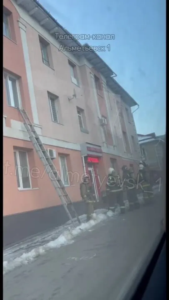 Пожарные и скорая прибыли на улицу Радищева в Альметьевске.