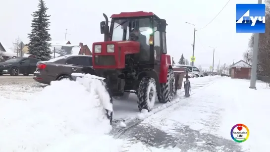 В Альметьевске из-за снегопада сотрудники дорожной службы работают круглосуточно