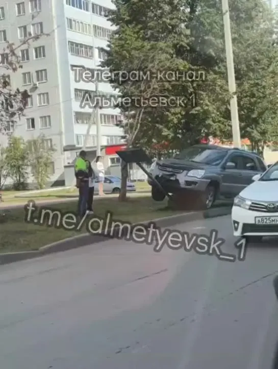 Сбил дорожный знак автомобиль в Альметьевске.