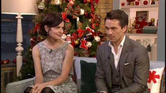 Elizabeth Mcgovern & Julian Ovenden -on This Morning [1 декабря 2014]