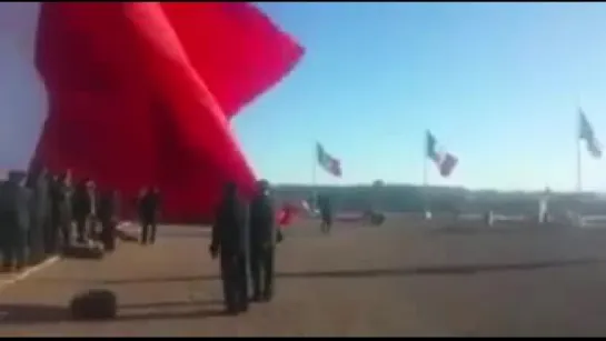 Bandera monumental hace volar a soldado en Durango.mp4