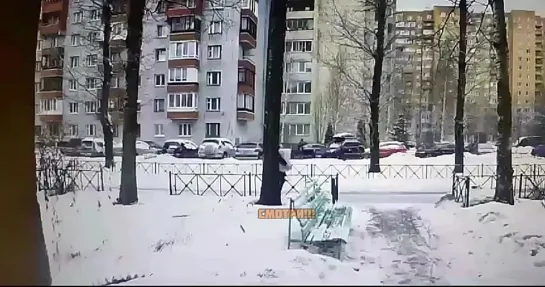 В Питере местная гопота напала на курьера