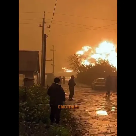 Пожар на нефтебазе в городе Шахтерск (ДНР) после обстрела со стороны ВСУ