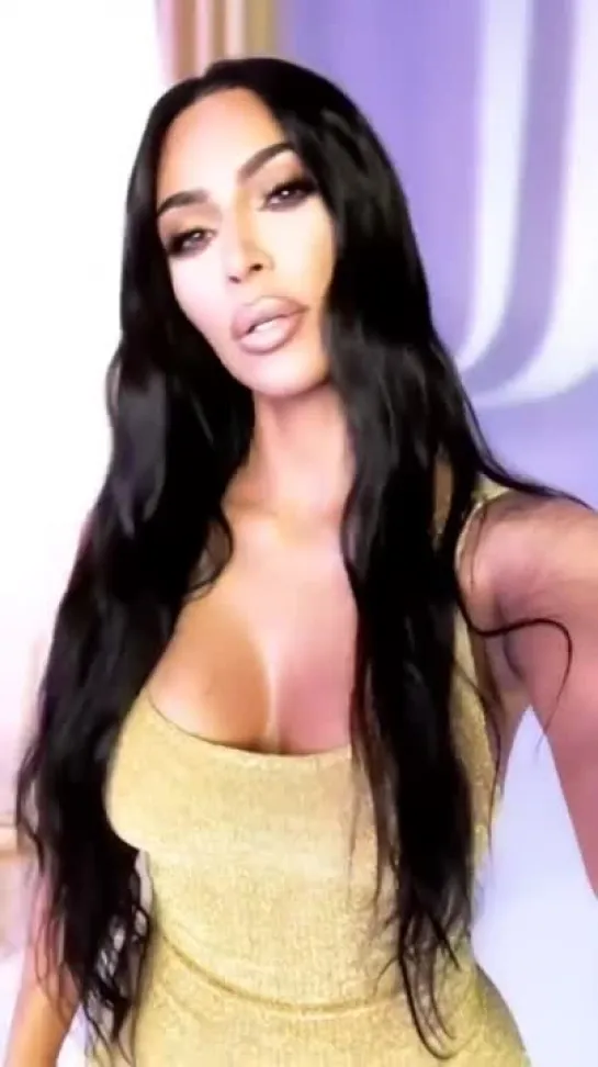 Ким Кардашьян (Kim Kardashian) в обтягивающем комбезе