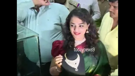 Nithya Menen halchal in Tirupati (Нитья на открытие магазина ювелирных украшений в Тирупати)