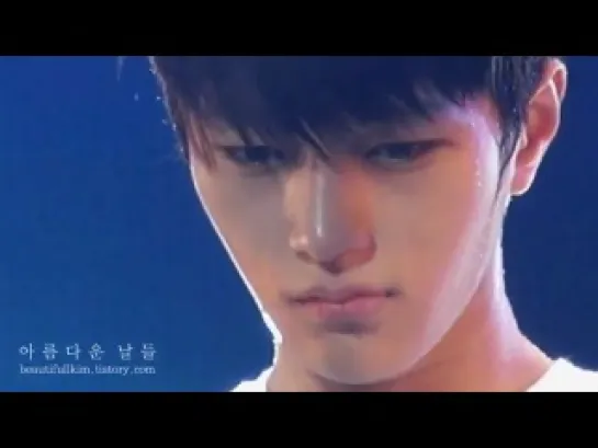 Myungsoo please don't cry ㅠ_ㅠ