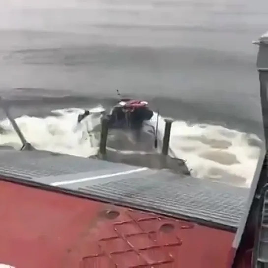 Впечатляющее ныряние БТР-82А с носовой рампы в воду