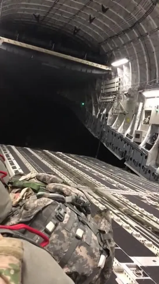 Ночное десантирование с Boeing C-17 Globemaster III