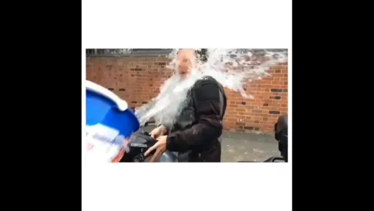 Ice bucket challenge Бенедикт Камбербэтч