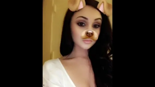 Ariana Marie нежная молодая няшка высовывает язычок