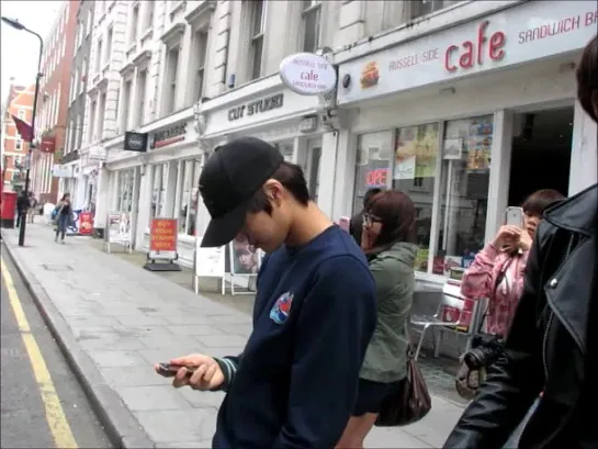 [FANCAM] Kai Lost His Way Back to the Hotel in London