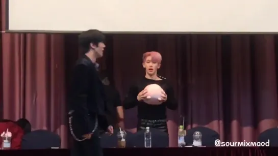 [Fancam][10.03.2019] fansign in International Youth Center