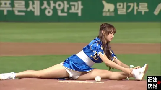 Cheng Xiao Cosplay Chun-Li baseball pitch (Street Fighter, Chun-Li, Cosplay)