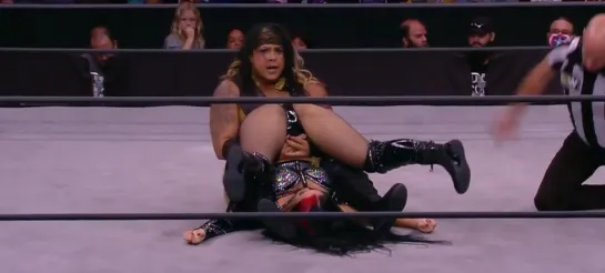 Nyla Rose (w/Vickie Guerrero) vs Viva Van