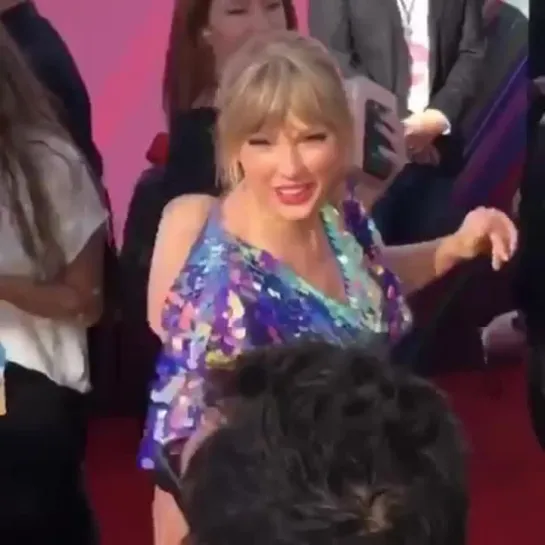 Taylor arrives at Red carpet