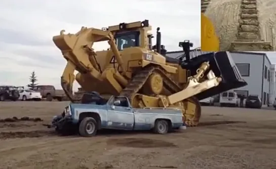 Bulldozer CAT D11T  уничтожает и закатывает машину в землю