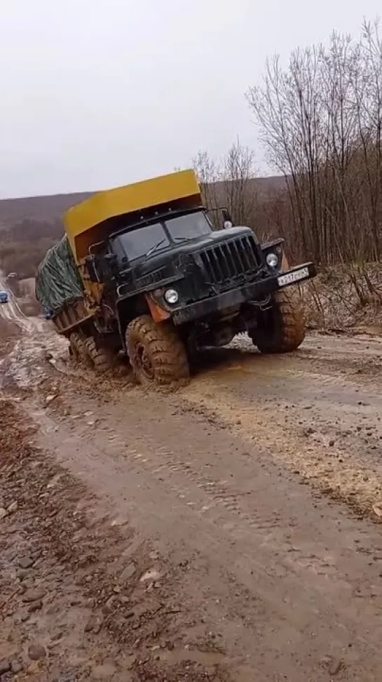 Мало того что сам проедет, так ещё и брату поможет. УРАЛ-4320