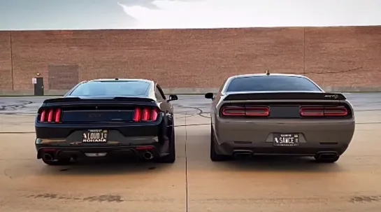 Какой звук вам нравится больше. Ford Mustang vs Dodge Challenger