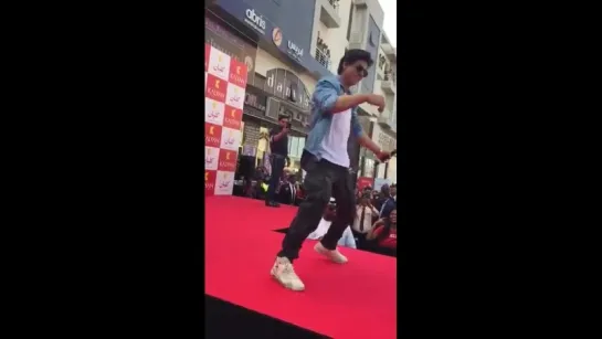 SRKinDubai shows us how its done as he dances to ChaiyaChaiya from DilSe ShahRukhKhan