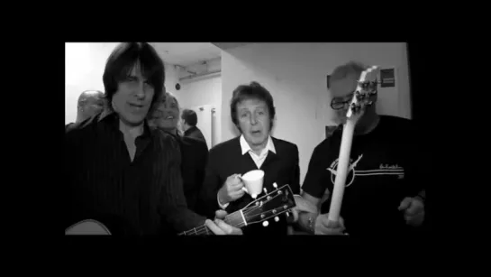 Paul McCartney – (Theme From) The Monkees (002.012.2009) Backstage in Hamburg