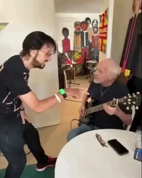 Teaching Peter Frampton how to play guitar Ha ha ha. 😎✌️🌟❤️🎶🍒🥦🦏☮️