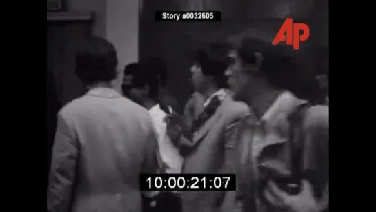 The Beatles – New Delhi Airport AP newsreel footage (1966.07.05)