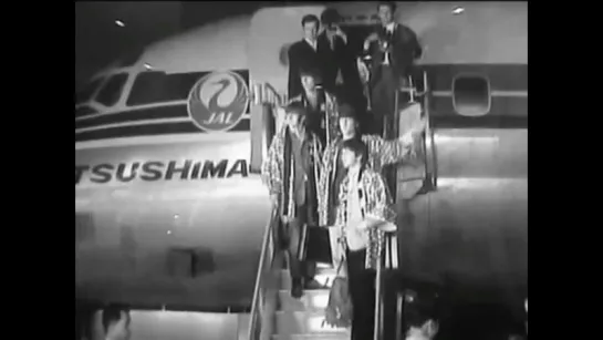 The Beatles – Tokyo Haneda Airport arrival Japanese TV news footage #1 (1966.06.30)