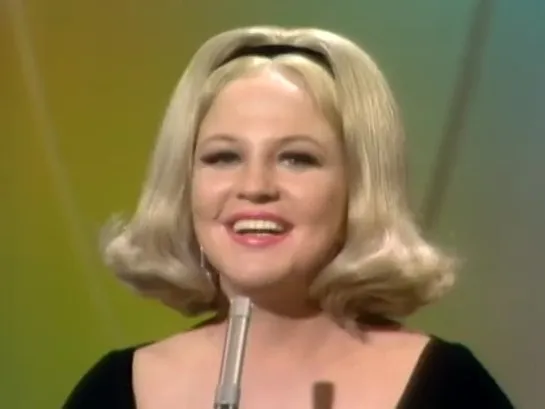 Peggy Lee "Nice 'n' Easy" on The Ed Sullivan Show (1963)