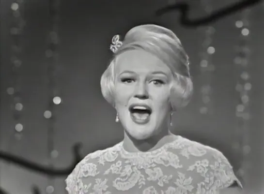 Peggy Lee The Best Is Yet To Come on The Ed Sullivan Show (1962)