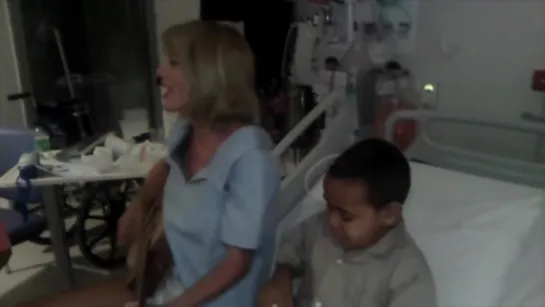 Taylor Swift - Shake It Off (Live - Lady Cilento Childrens Hospital)