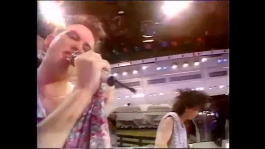 The Cure - "Boys Don't Cry" (Champs Elysées, Francia 04.10.86)